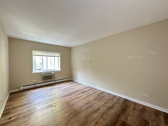 Building Photo - 3825 N Pine Grove Ave