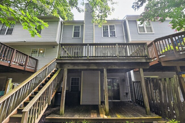 Building Photo - Well maintained, Bright & Spacious 3 BR/3.5 BA Townhome w/ Parking & Private patio - Pets Welcome!