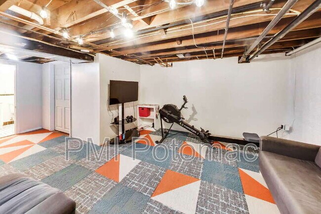 Building Photo - 5332 Nevada Ave NW