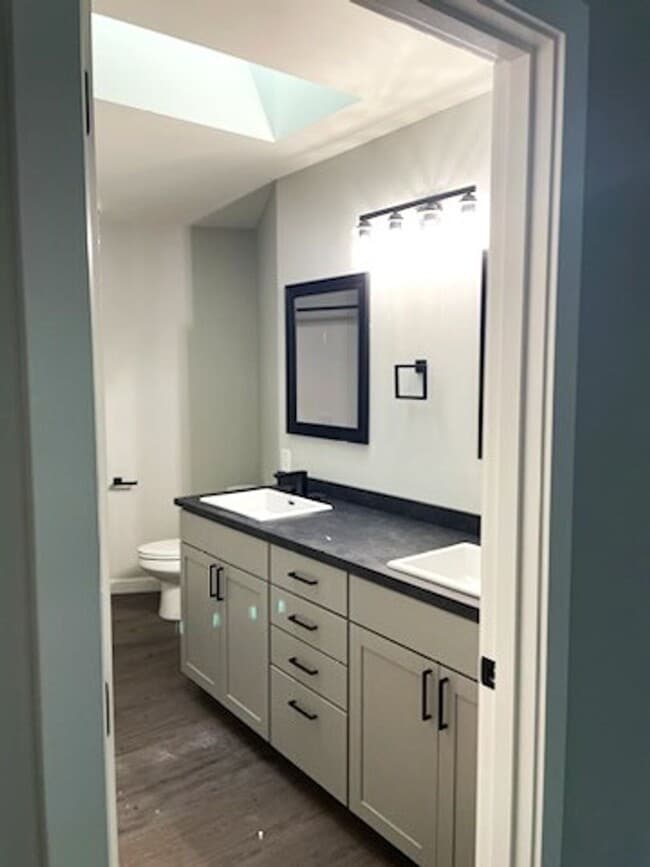 Building Photo - Lovely 3 Bedroom Recently Renovated!
