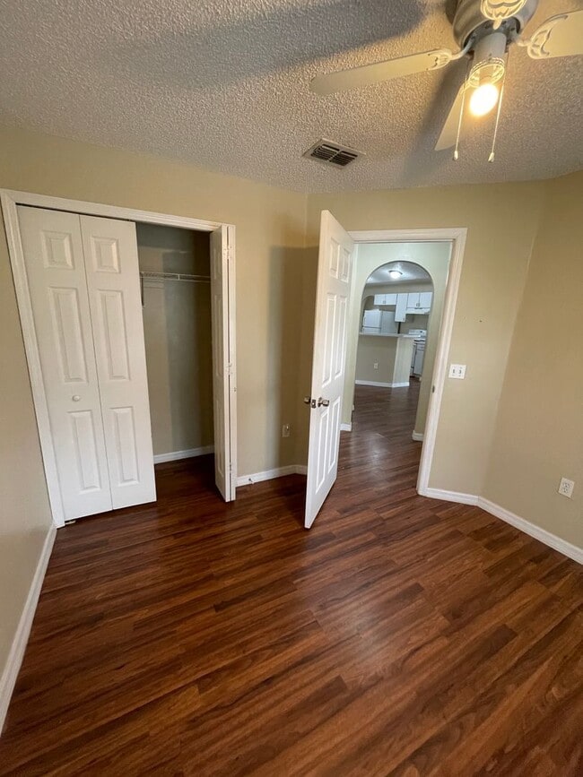 Building Photo - Prime Deltona Neighborhood