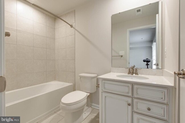 Building Photo - 7912 N Gladden Farm Way