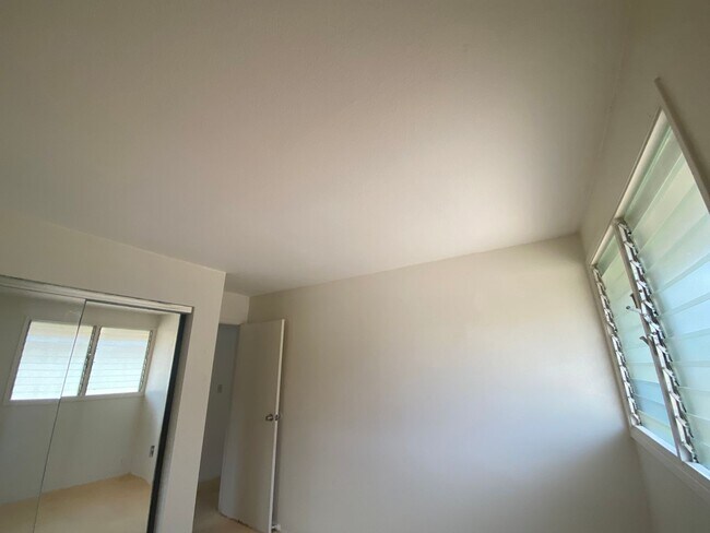 Building Photo - 005CHE