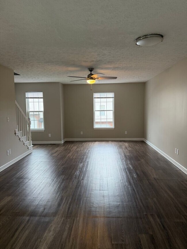 Building Photo - Spacious 2-Bedroom Townhouse with Garage
