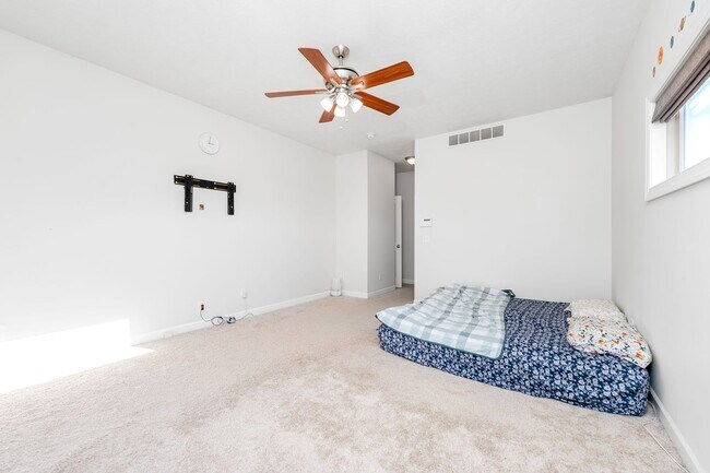 Building Photo - Five Bedroom Home in Kalamazoo