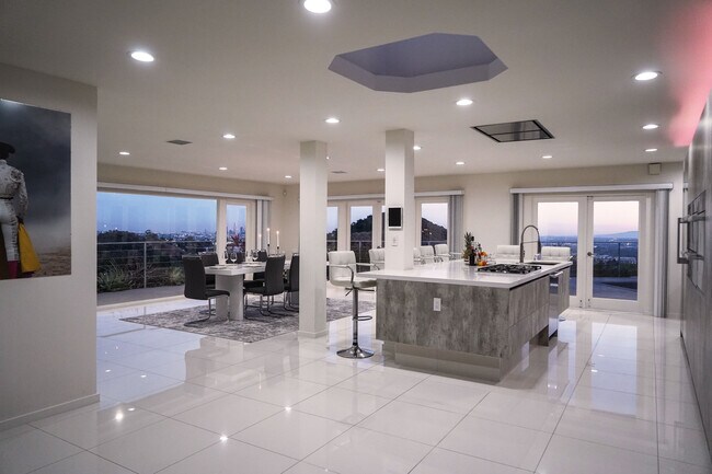 Building Photo - 2900 Lakeridge Dr