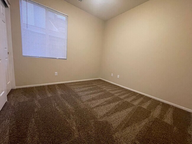 Building Photo - Wonderful Home Close to Shopping and Public Transportation.