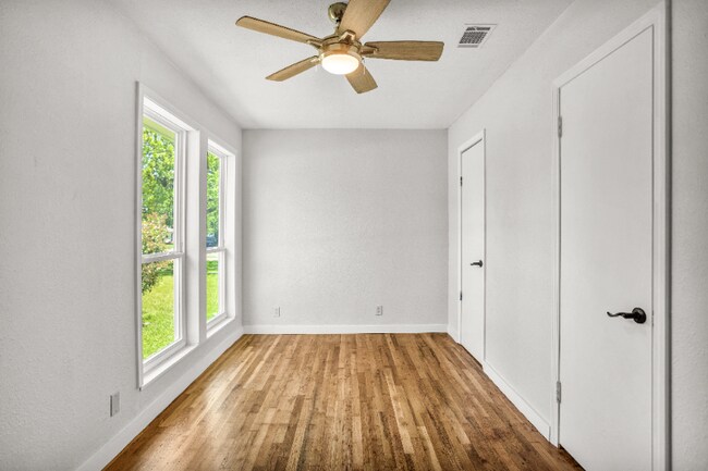 Building Photo - 705 E 9th Ave