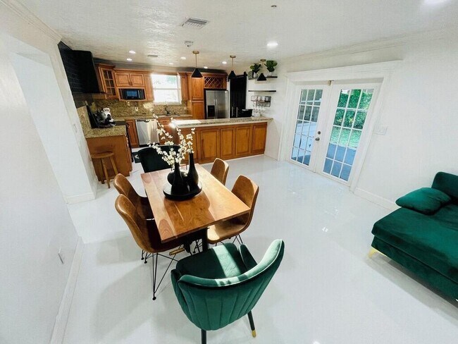 Building Photo - 5537 SW 6th St