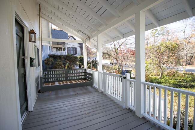 Building Photo - 3 Bedroom, 2.5 Bathroom in Shandon - The F...