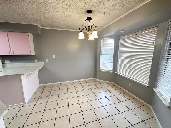 Building Photo - 5104 Belaire Dr