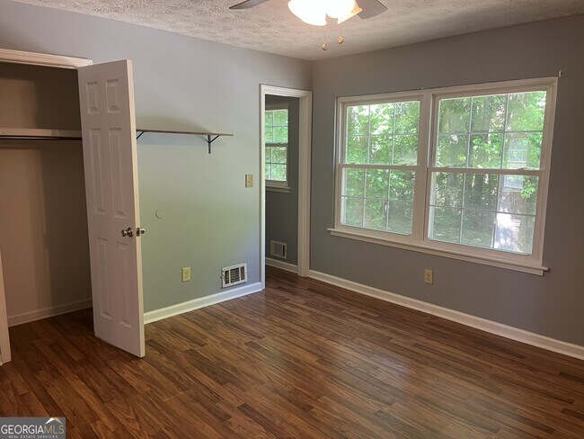 Building Photo - 2561 Lewfield Cir SE