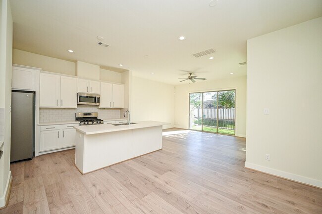 Building Photo - 1106 Fuschia Rd