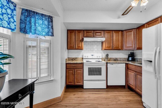 Building Photo - 11 Sutton Dr