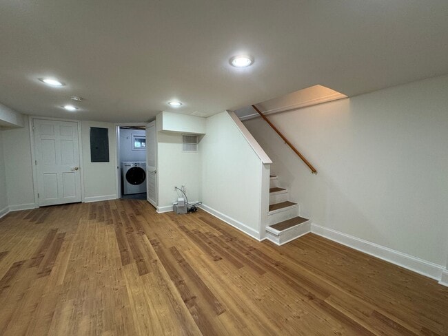 Building Photo - Charming 2 Bed 1 Bath Interior Townhome Wi...