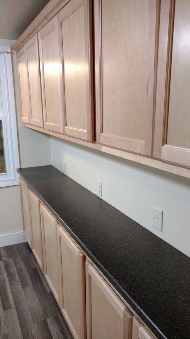 Building Photo - Charming 4 Bedroom Home with 2 Full Baths in Grand Rapids