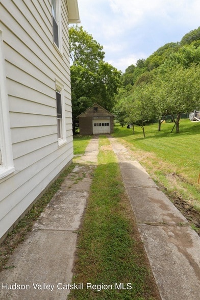 Building Photo - 16 Maple St