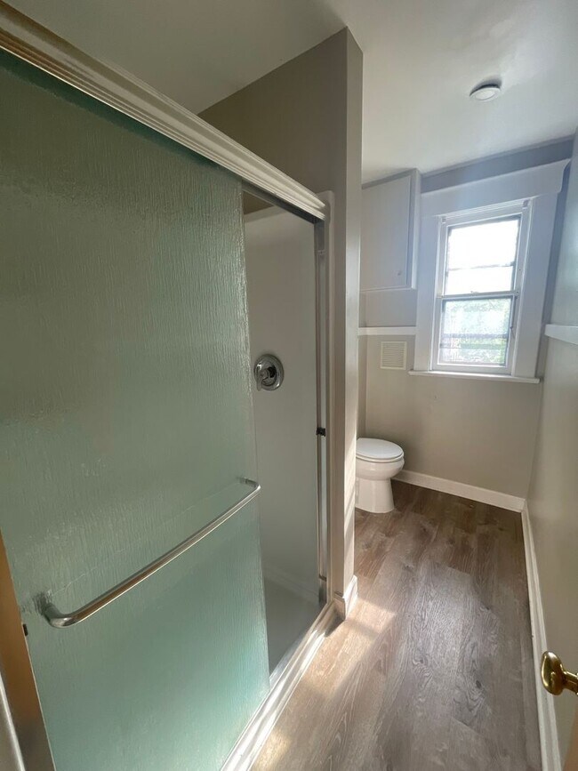 Building Photo - 841 E University Ave