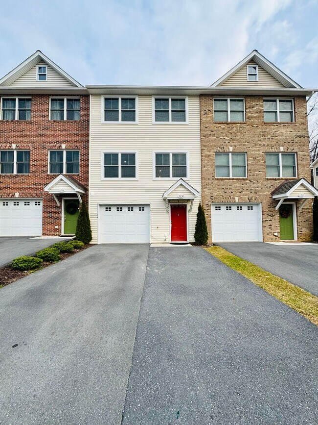 Primary Photo - Spacious townhouse for rent in Bluestone H...