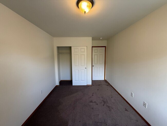 Building Photo - 4 Bed 2 Bath Home in Waterbury Meadows