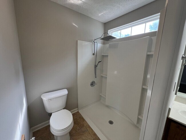 Building Photo - Spacious 4 Bedroom 2.5 Bath Available Now!