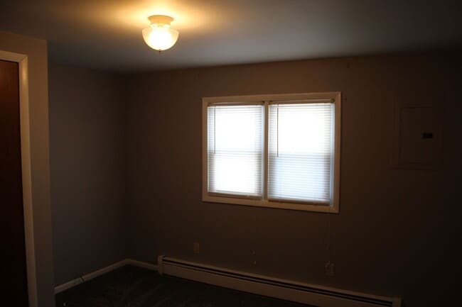 Building Photo - Available Now! 2 Bedroom 1 Bath home in Bu...