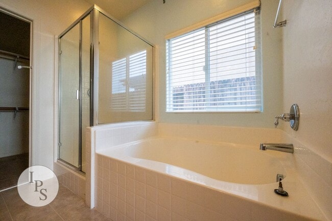 Building Photo - North East Fresno ‘Like New’ Home, 3BR/2BA, Built 2008 - Lots of Amenities!