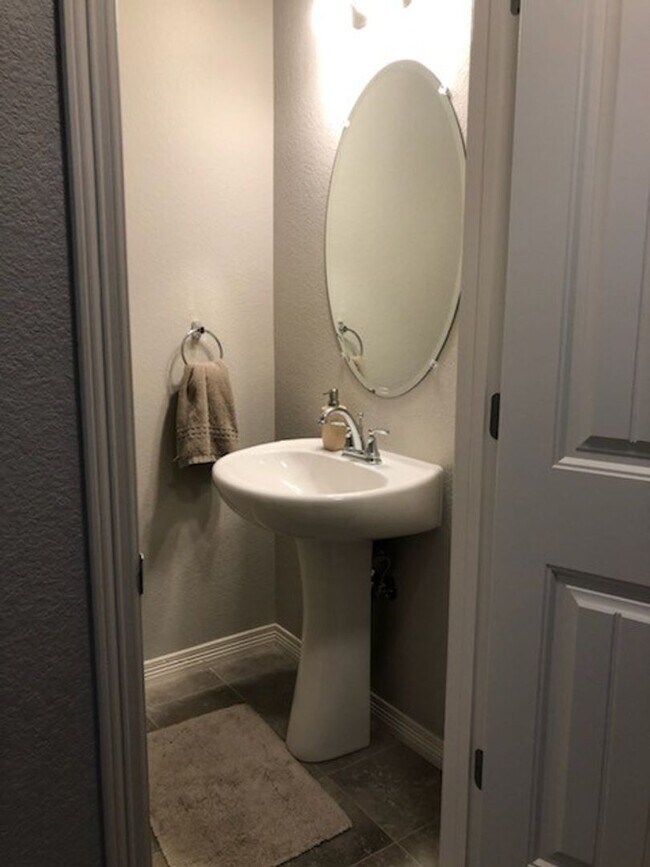 Building Photo - Beautiful 3 bed, 3 bath Townhome in West W...