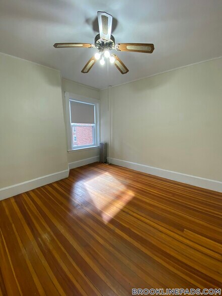 Building Photo - 1589 Beacon St
