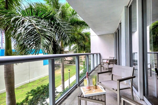 Building Photo - 2602 E Hallandale Beach Blvd