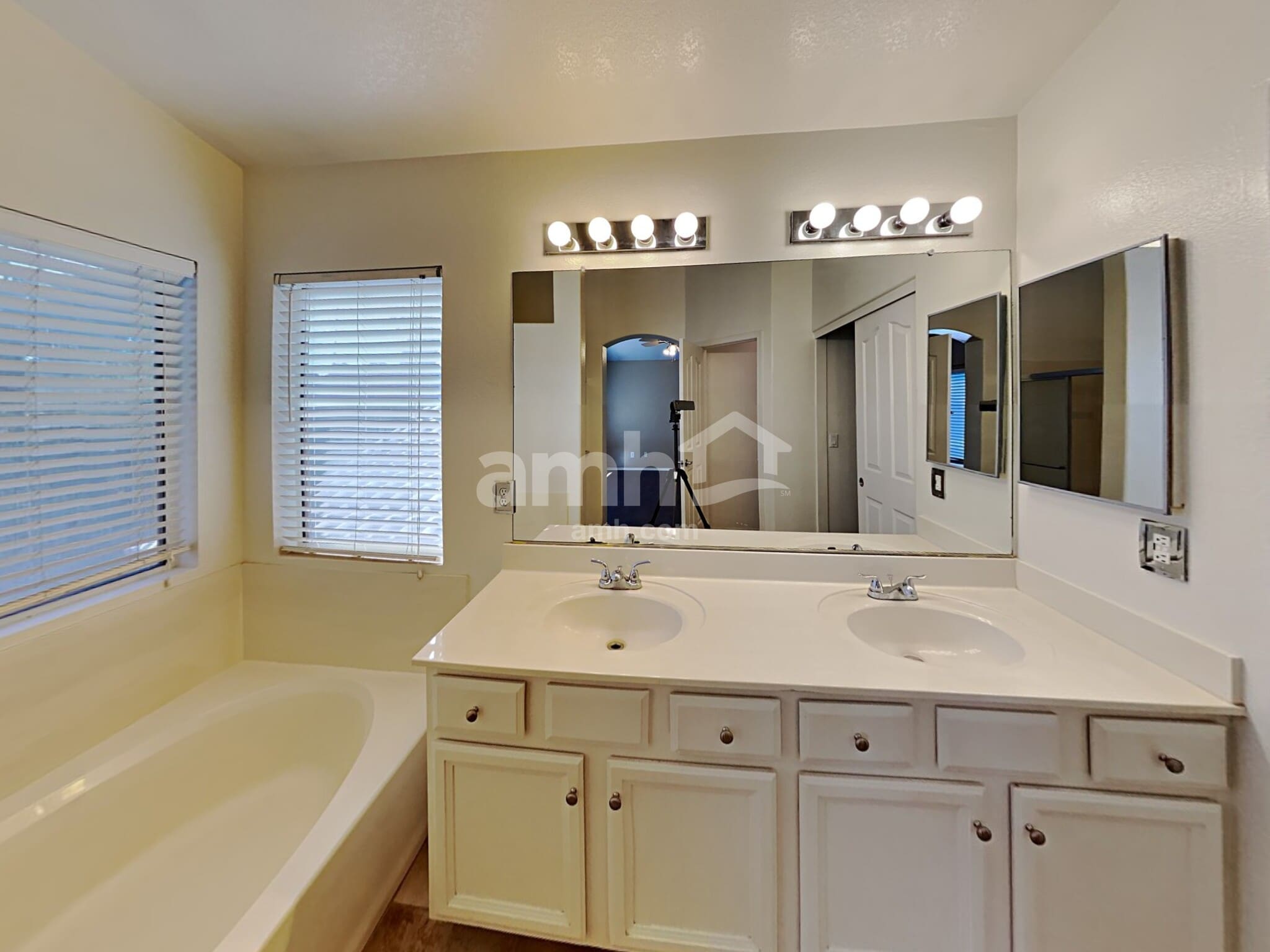 Building Photo - 907 N Albert Dr