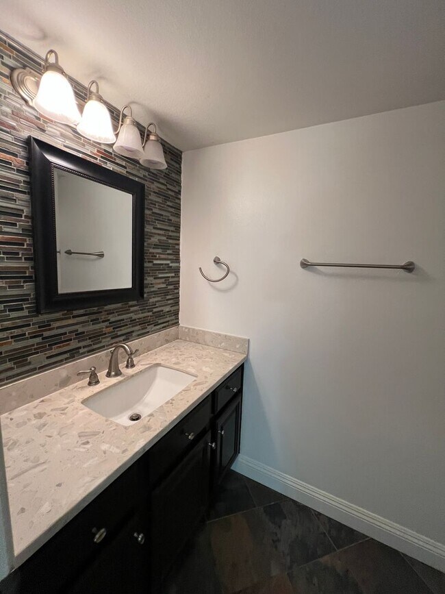 Building Photo - Tri-Level 2bed 2.5 bath Huntington  Beach Condo