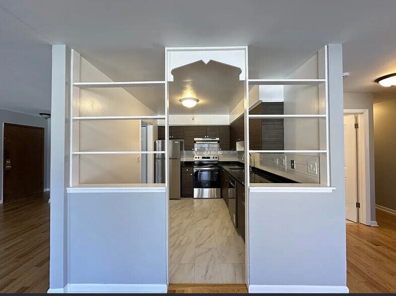 Building Photo - 1653 Oakwood Ave