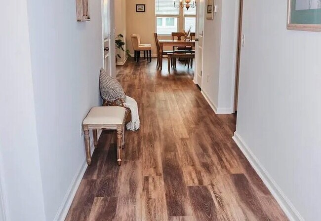 Building Photo - Fully furnished Executive Rental. Located in the Heartwood Neighborhood in Richmond Hill