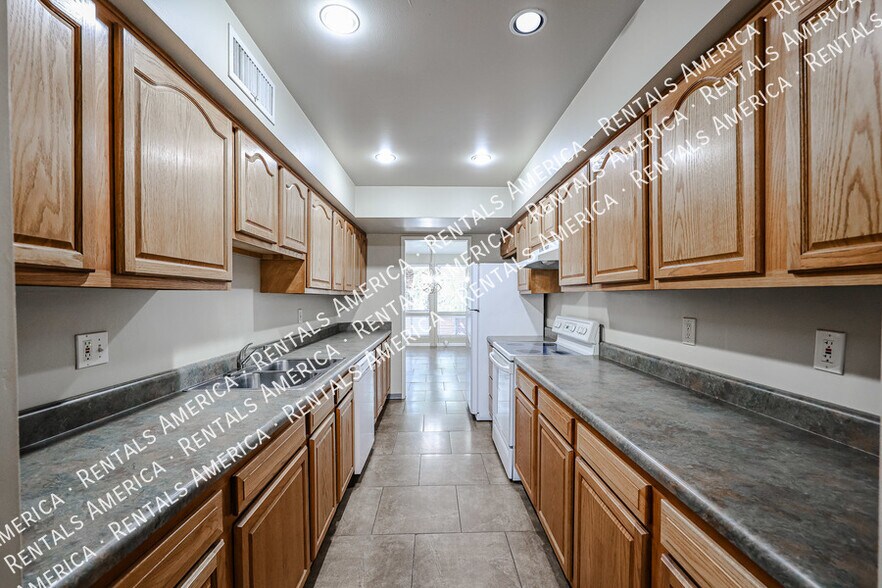 Building Photo - 4820 N Woodmere Fairway