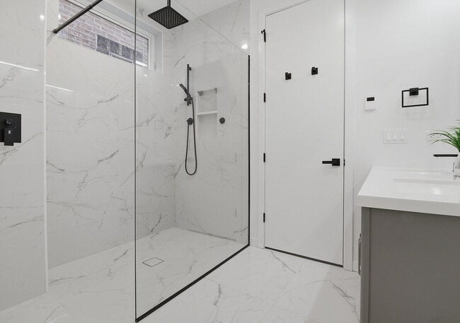 Building Photo - 5824 N Lincoln Ave