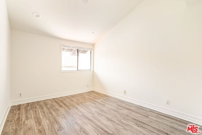 Building Photo - 1559 Palisades Dr