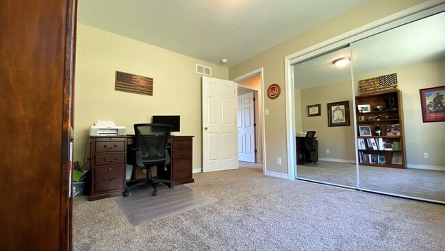 Building Photo - Gorgeous 3 Bedroom, 2 Bathroom Split Level...