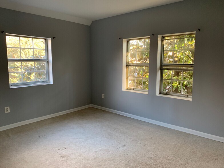 Building Photo - 1736 N Rhodes St