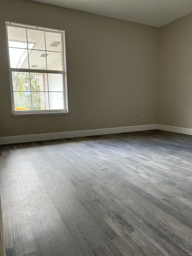 Building Photo - $1,895 ** AVAIL 6/7/25 ** 3 Bed / 2 Bath S...