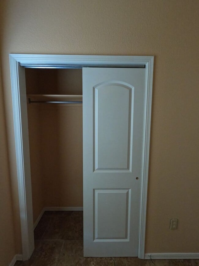 Building Photo - 1401 W Brown Rd