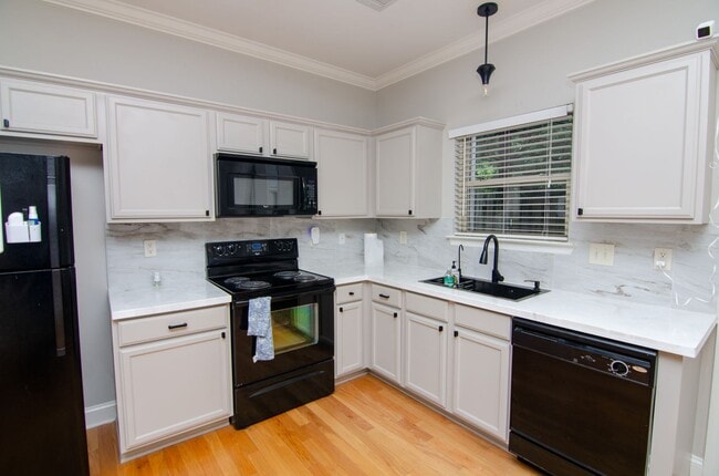Building Photo - Furnished rental