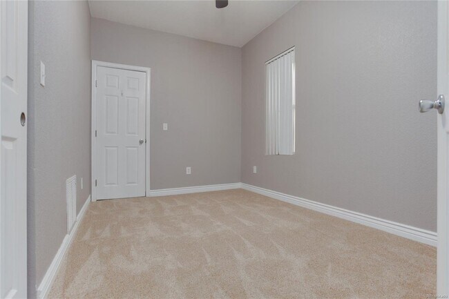 Building Photo - Unbeatable Sunnyside Location!