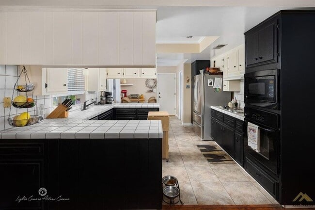 Building Photo - 3 BEDROOM, 2 BATH HOME IN THE OAKS, SW