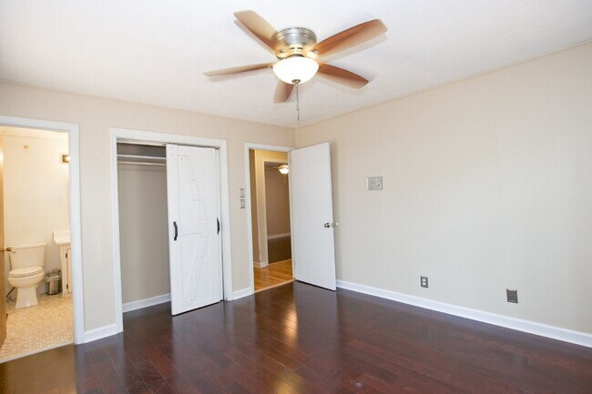 Building Photo - Retro Ranch only minutes from downtown Sou...
