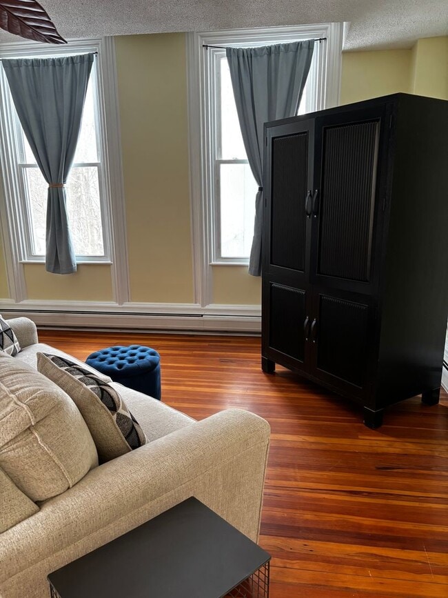 Building Photo - Centrally located 1 bedroom unit, flexible rental terms, partially furnished