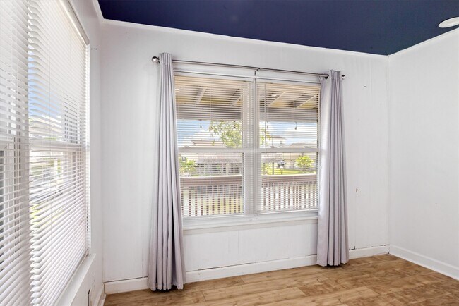 Building Photo - 370 Ling St