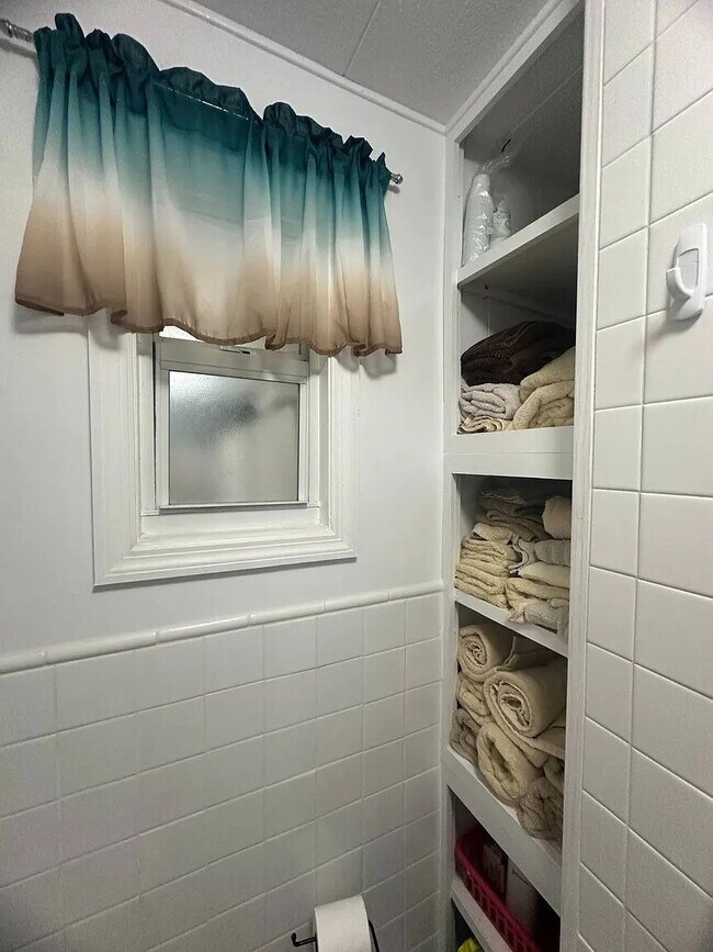 Building Photo - "Charming 2-Bed, 2-Bath Retreat in Nokomis!"