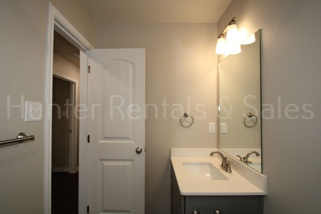 Building Photo - 505 Bonnie Dr