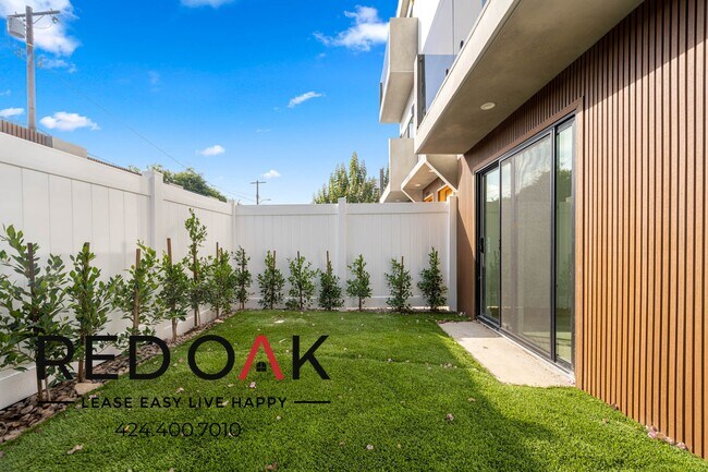 Building Photo - 1999 Vista Del Mar Ave